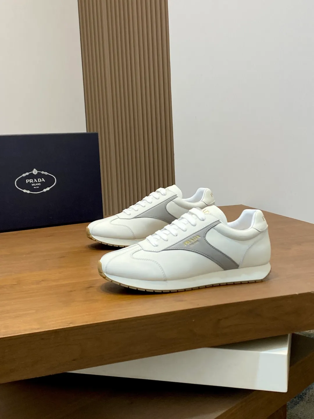 Men's shoes 💰740 Prada/Prada's new men's spliced ​​casual sports shoes. These sports shoes use exquisite stitching technology to outline a unique geometric texture, and contemporary lines and details reinterpret the classic sports style. The upper is made of ultra-official material, and the lining is full cowhide. It is lightweight, breathable, practical and versatile. The tongue is decorated with the Prada Milano logo, and the logo print is embellished with the laces. It is paired with a 2.5cm two-color rubber sole to create a comfortable wearing experience. Comes with full set of original packaging dust bag! Size: 39-40-41-42-43-44 (38, 45 customized) standard leather shoe size